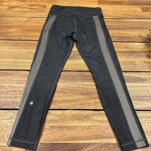 LULULEMON snakeskin pattern leggings. Size 6. Black and charcoal. Reflective. 3 - Picture 6 of 11